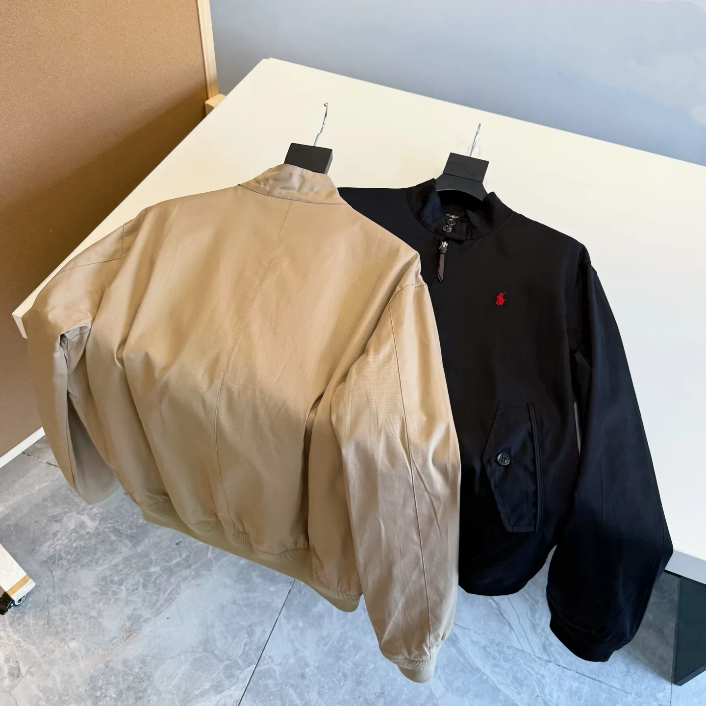 P350 model number: R05 Ralph Lauren unisex old money style old cadre stand collar workwear Harrington jacket color #khaki black size #M L The fabric has a double-layer shin feel and is full of weight! It's not as heavy as a regular jacket, and the ordinary cotton material feels really different. This one is super comfortable, soft and stylish, and has a green plaid interior that has a retro movie fashion feel! The fit is loose but not baggy. The size is just right and not picky. The dropped shoulder design modifies the shoulders without making them look bulky. This silhouette is a style that will never go out of style after being worn for a long time. The upper body is also very durable and recognizable. The loose and reasonable fit can be worn by both men and women. It is easy to create a clean and refreshing boyish look. Length: 68/70/72/74 Bust: 122/126/130/134 Shoulder width: 53/54/55/56 Sleeve length: 65/66/67/68